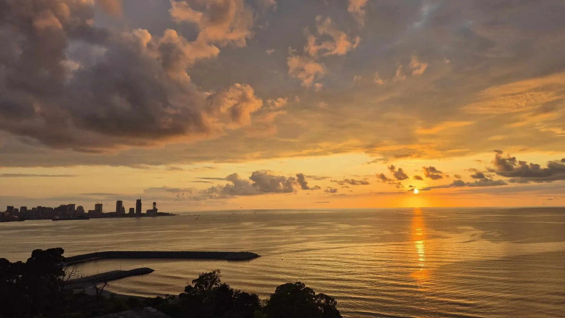 Four Seasons Sea View Luxury Apartment Batumi 0*,  Georgien